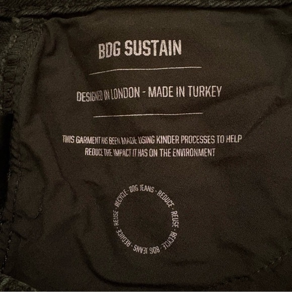 NWT BDG Black Straight Legged Mom Jeans Classic Distressed Style Womens 31 Waist - Picture 7 of 8